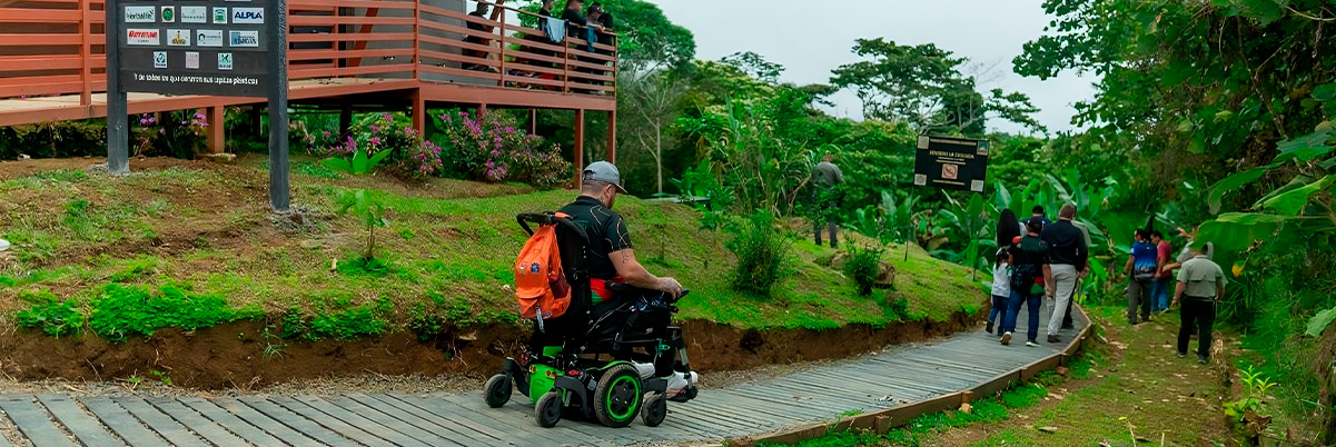 Tapas plásticas se transformaron en pasarela accesible en Parque Internacional de la Amistad