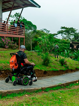 Tapas plásticas se transformaron en pasarela accesible en Parque Internacional de la Amistad
